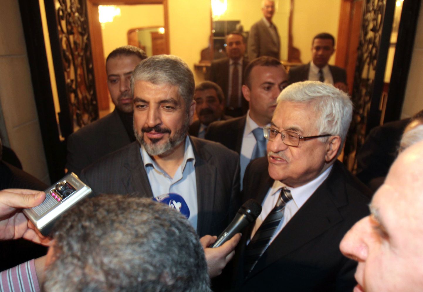 Khaled Meshaal (vasakul) ja Mahmud Abbas.