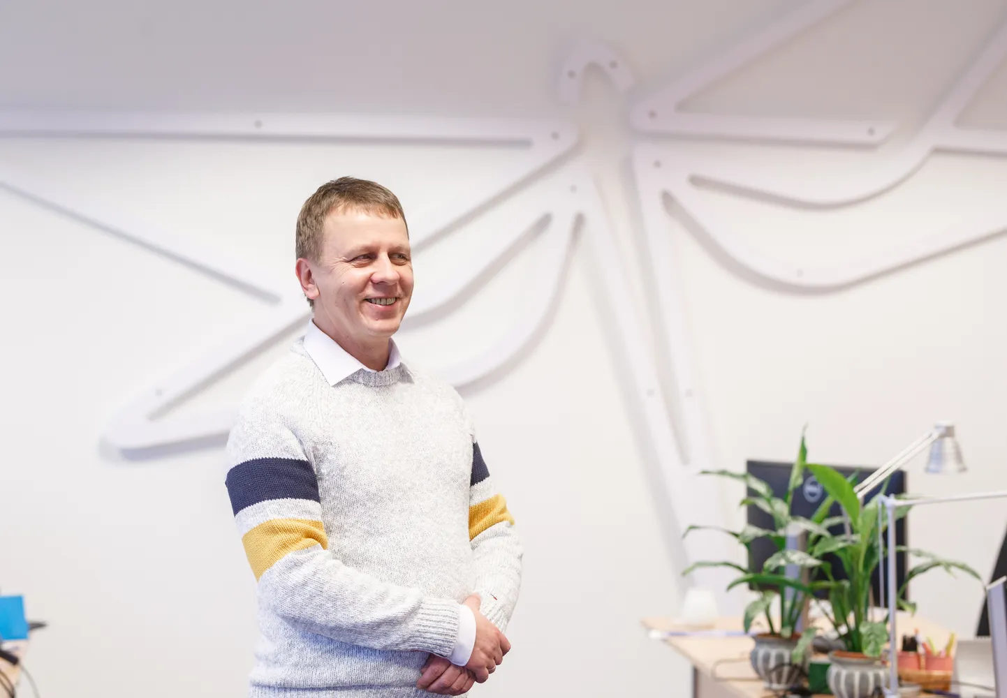 Nordica juhatuse esimees Jaan Tamm naerab, et ta poseerib küll Nordica logo kiili ees, aga tema kampsuni varrukas on hoopis Saksamaa lennundushiiu Lufthansa värvides.