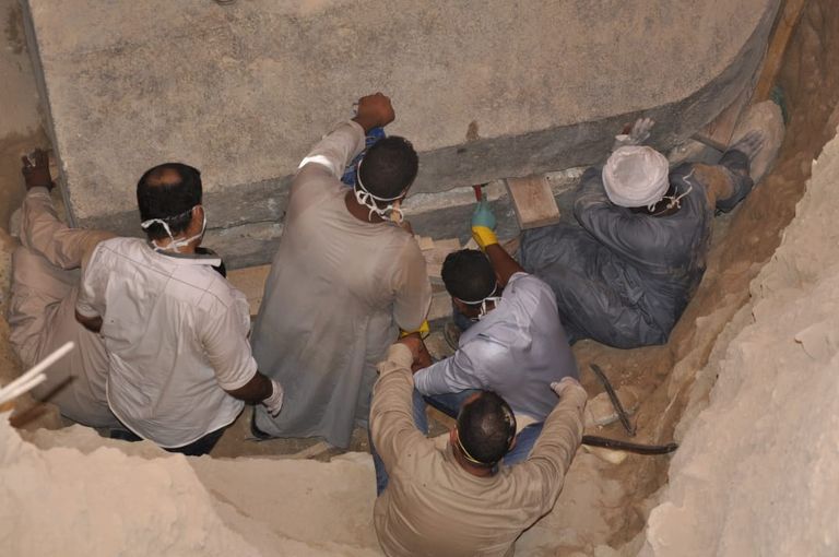Egiptusest Aleksandriast leitud sarkofaagi avamine
