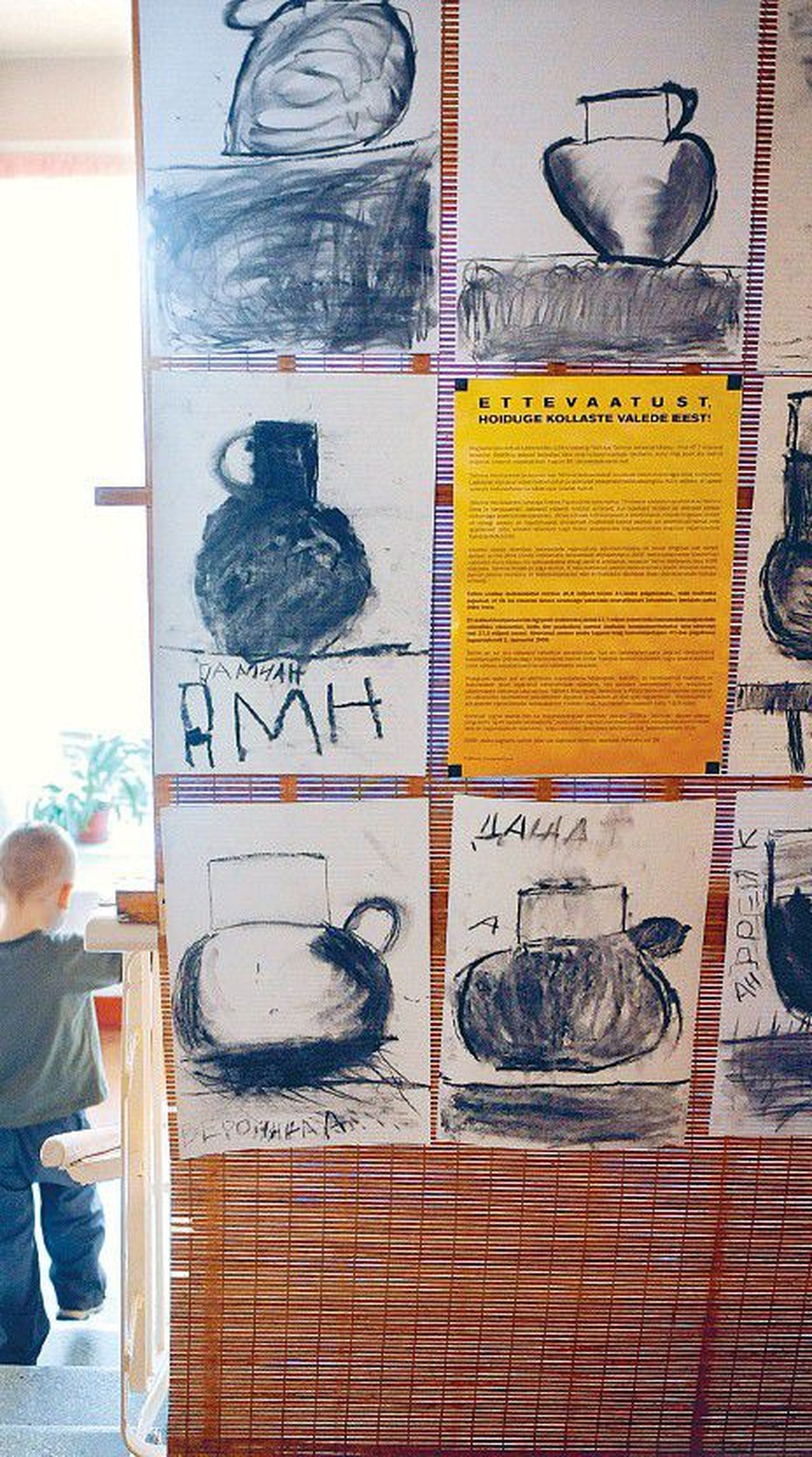 Tallinna linnavalitsuse propagandaplakat eile ühes pealinna lasteaias laste joonistuste keskel. Lasteaed palus oma nime avalikuks mitte teha.