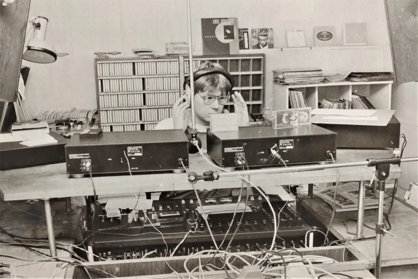 Meelis Michelson on aastal 1992 Tartu Raadio puldis.