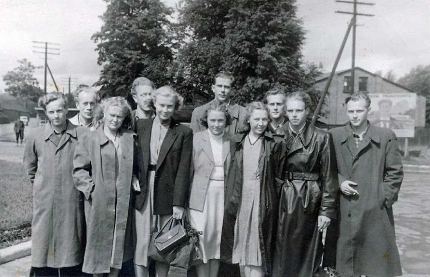 Siberi-vangistusest tagasi jõudnud Sini-Must-Valge liikmed Heiki Vaibla (vasakult), Karl Piir, Aime Teska (Espenberg), Jüri Mootse, Riita Vint (Sarv), Ellen Rander (Kelder), Ülo Raidma, Virve Ojamäe (Krist), Rein Liik, Ilmar Madisson ja Ivar Kurg.