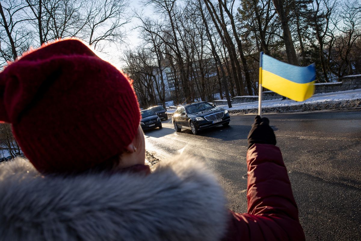 Зеленского, приехавшего из Кадриорга на Тоомпеа, на улице Фальги встречала женщина с эстонским и украинским флагами, которая сказала, что не может пропустить его визит и что переживает за Украину.