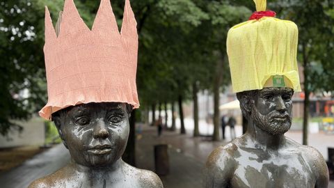 PILDID ⟩ Kesklinna skulptuurid said üle öö mütsid pähe ja maskid ette