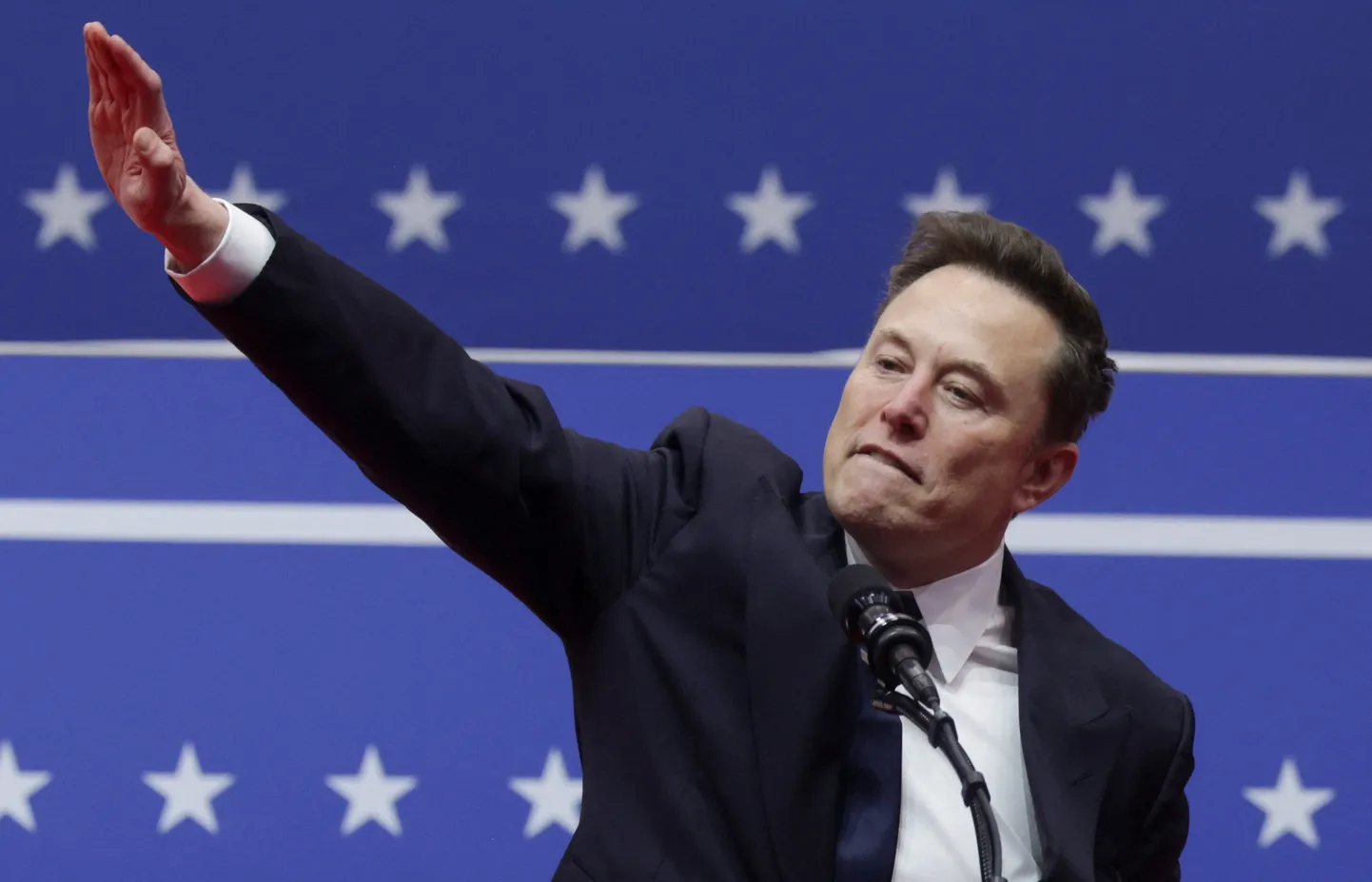 Elon Musk teeb oma kurikuulsat tervitust.