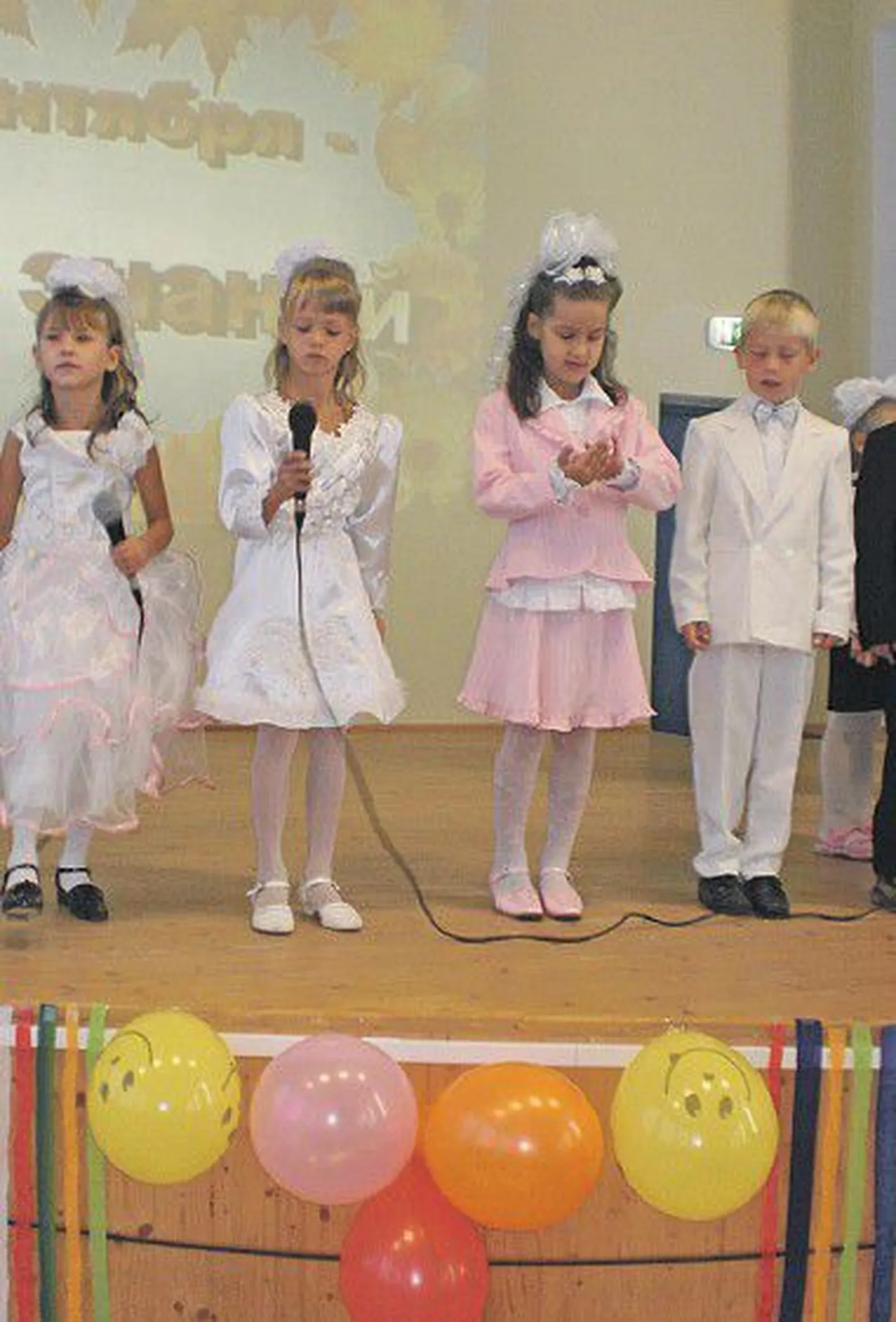 Первого сентября в Нарвской школе Пеэтри состоялся праздничный концерт, на котором выступили и первоклассники.