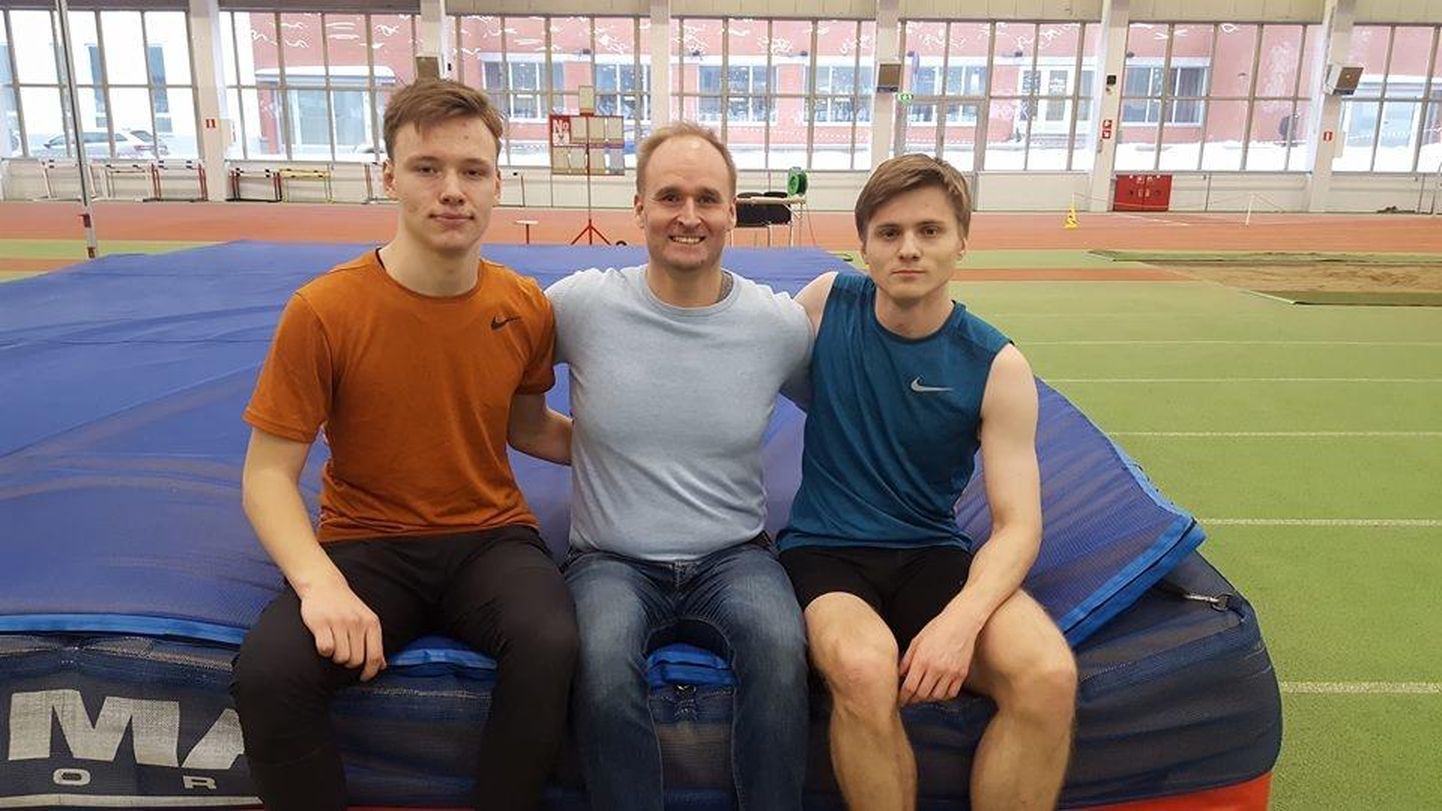Karl Kristjan Kajak (vasakult), Eesti Kurtide Spordiliidu juhatuse ja Võrumaa kurtide ühingu liige Argo Purv ning Tanel Visnap.