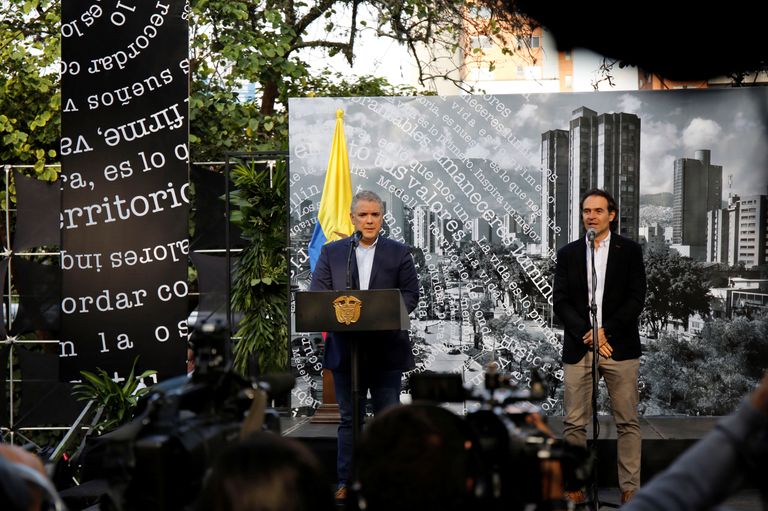 Colombia president Ivan Duque (vasakul) ja Medellíni linnapea Federico Gutierrez eile enne Pablo Escobari kunagise kodu õhkimist.