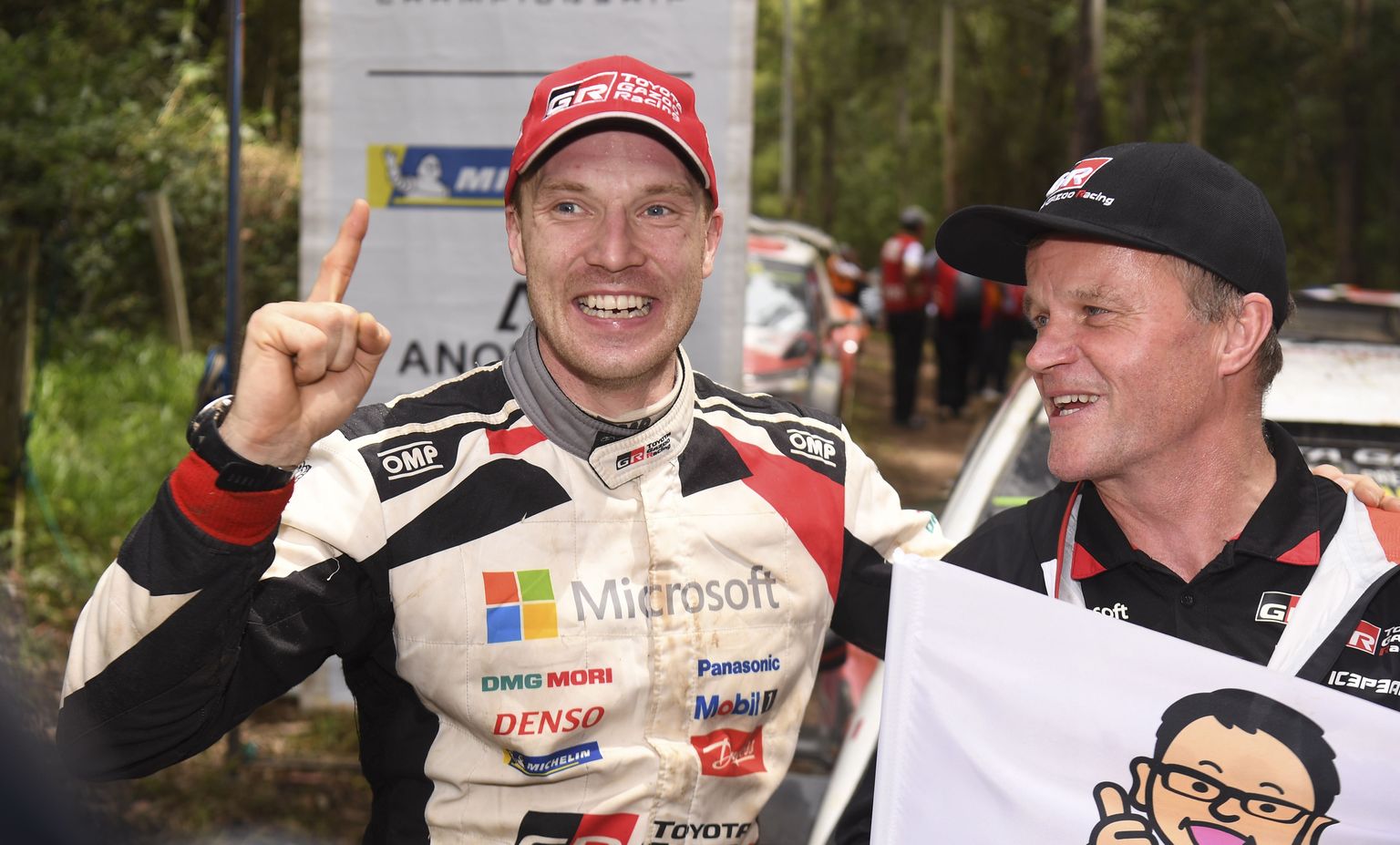 Jari-Matti Latvala (vasakul) ja Tommi Mäkinen tähistamas 2018. aasta ralli võitu. Toonane võidumees Latvala on nüüd Mäkineni asemel Toyota tiimipealik.