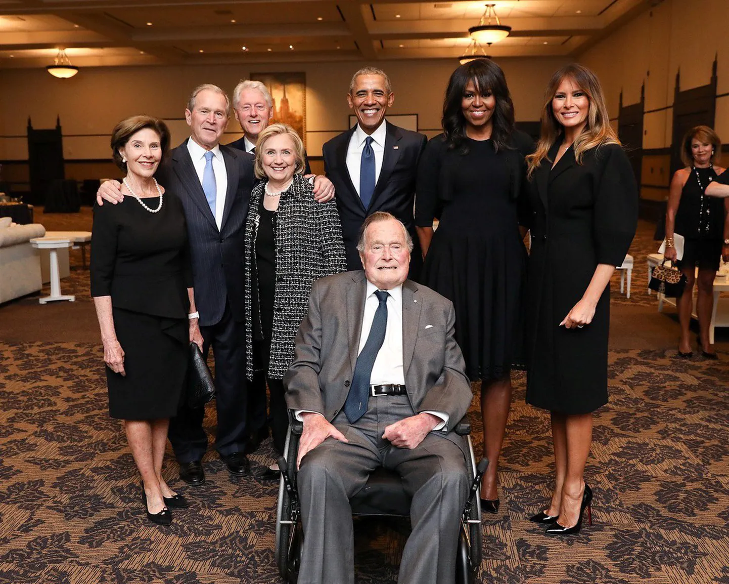 Endised USA presidendid ja esileedid Laura Bush, George W. Bus, Bill Clinton, Hillary Clinton, Barack Obama, Michelle Obama ja George H.W. Bush poseerimas praeguse esileedi Melania Trumpiga.