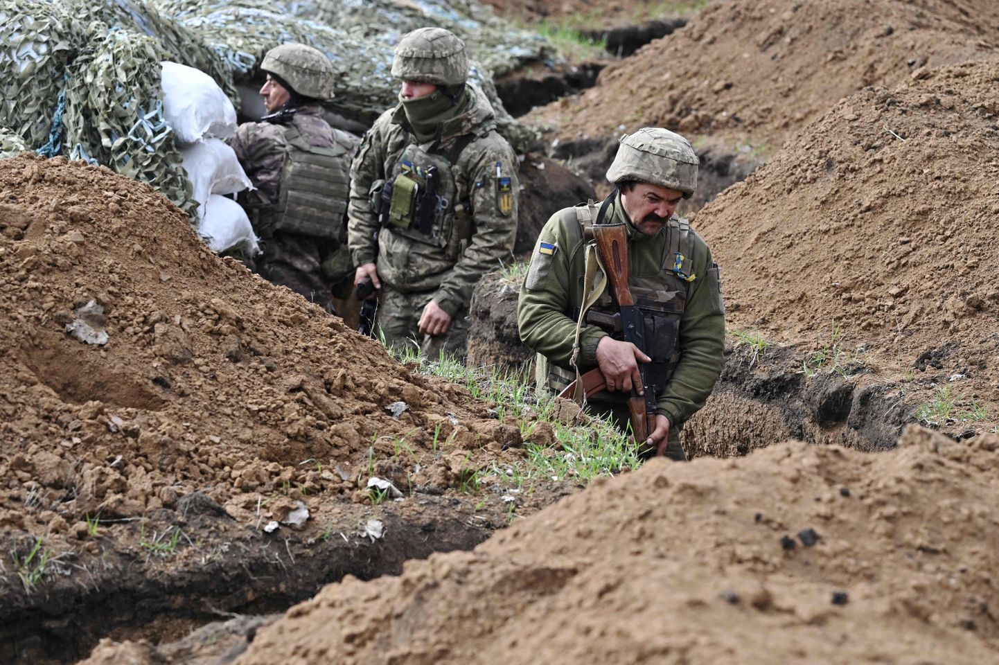 Ukraina sõdurid kaevikus Donetski oblastis Bahmuti lähedal. Foto on tehtud 8. aprillil 2023