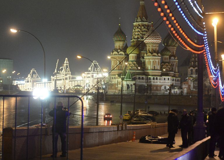 Boriss Nemtsovi mõrvapaik Moskva kesklinnas. Tagaplaanil paistab Vassili Blažennõi kirik / Scanpix