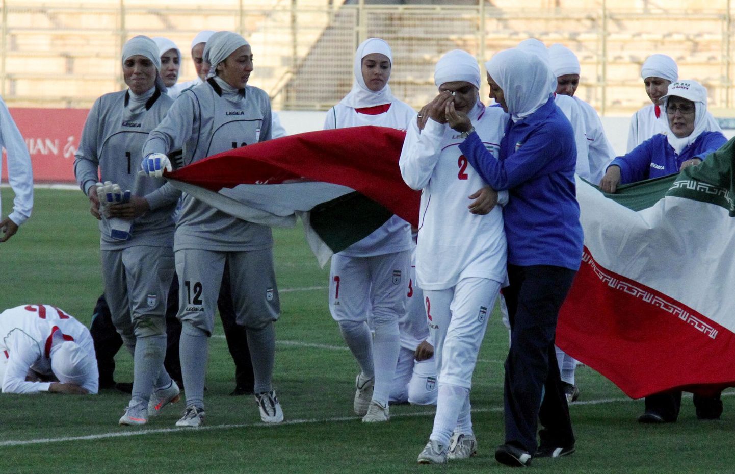 Pettunud Iraani jalgpallinaiskonna liikmed.