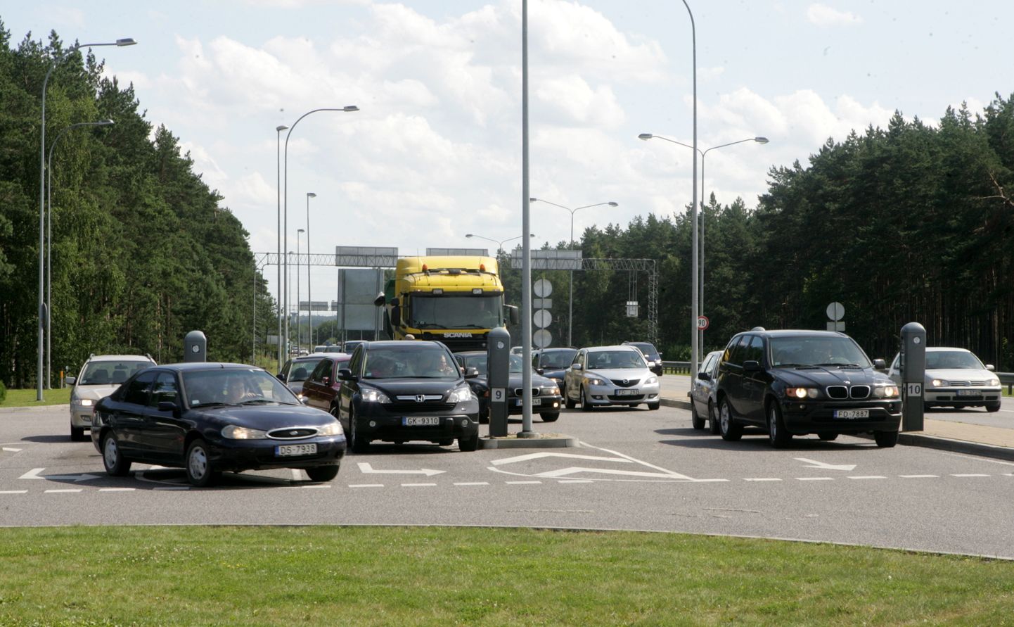 Cilvēki iegādājas autotransporta caurlaides iebraukšanai Jūrmalas pilsētas īpaša režīma zonā kontrolpunktā Priedainē pirms iebraukšanas pilsētā.