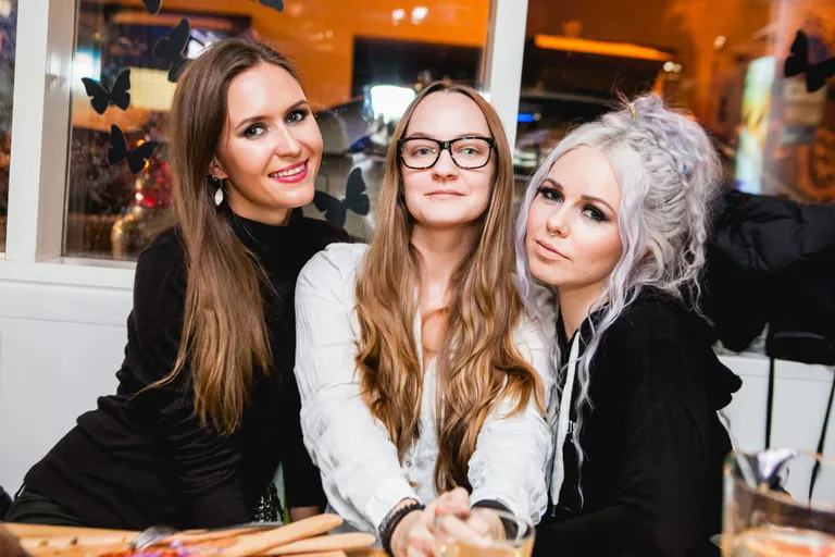 Kerli Kõiv paremal