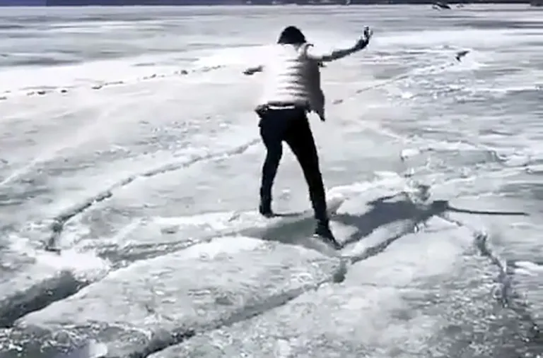 Naine Baikali järve jääl