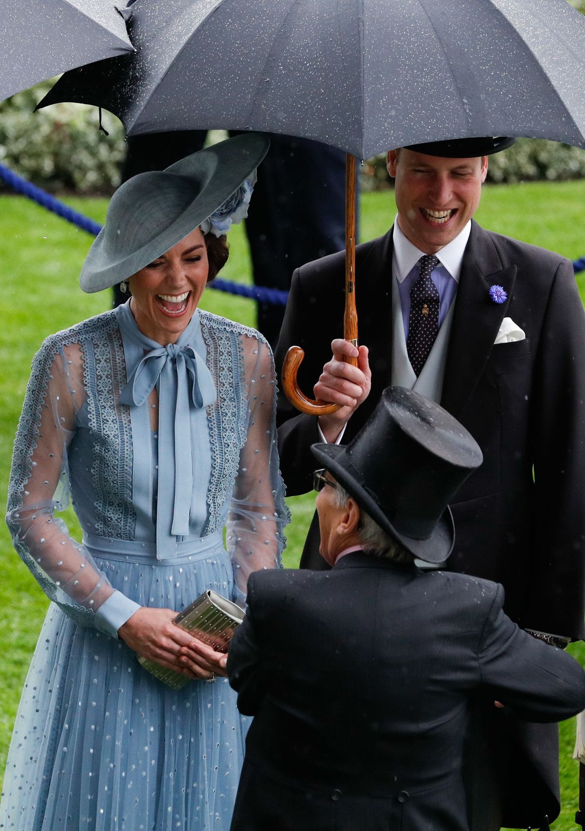 Lielbritānijas princis Viljams un Kembridžas hercogiene Ketrīna, smejoties sarunā ar atvaļināto žokeju karaliskajās zirgu skriešanās sacīkstēs Askotā, 2019. gada 18. jūnijā.