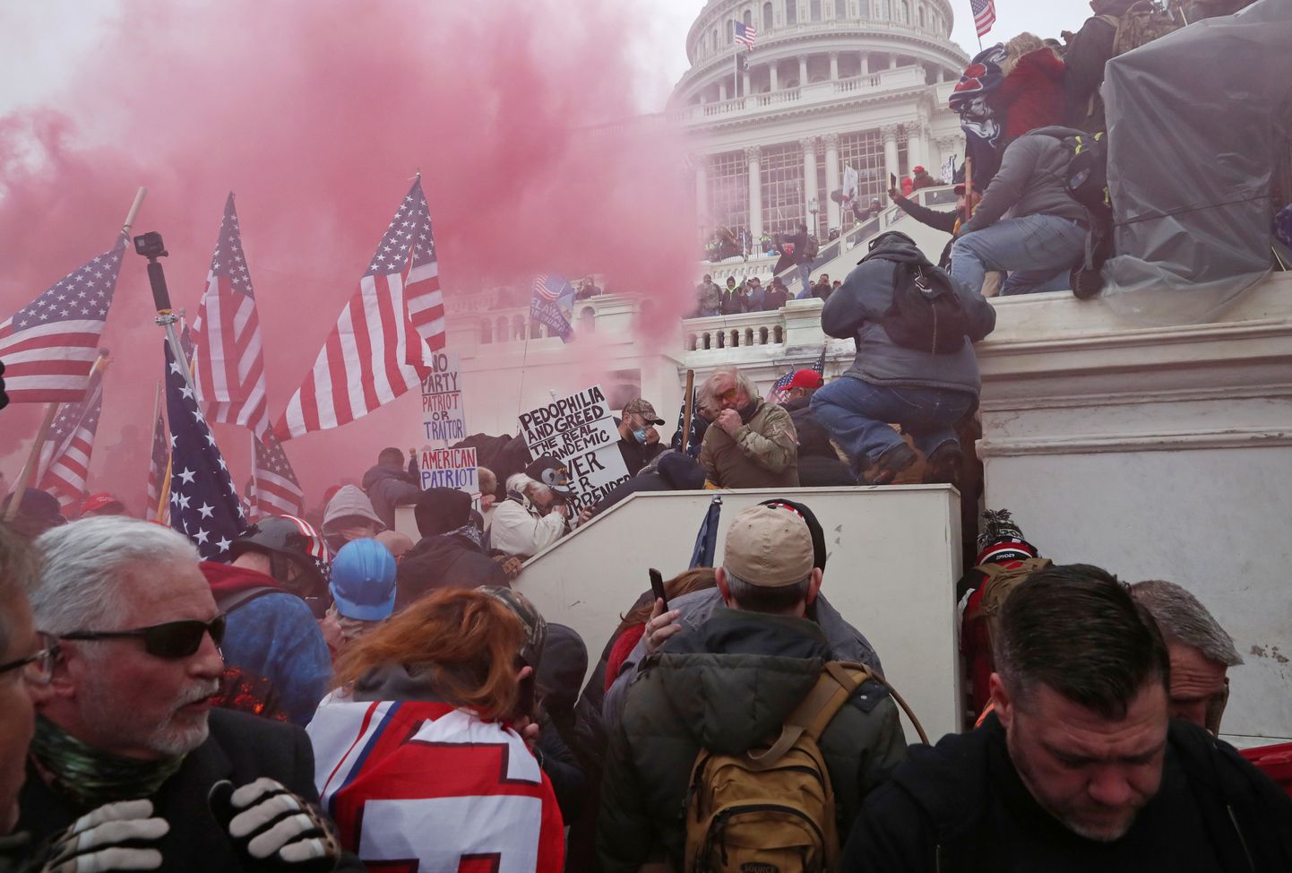 USA presidendi Donald Trumpi toetajad tungisid 6. jaanuaril Washingtonis aset leidnud protesti käigus kongressihoonesse, kus lõhkusid inventari