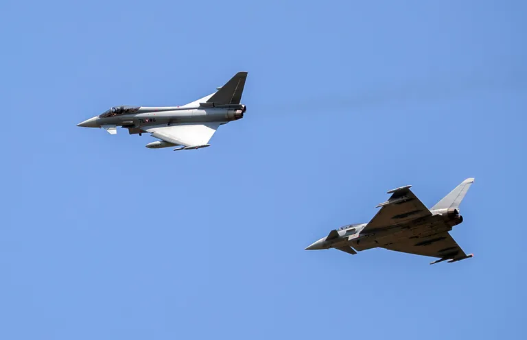 Kaks Eurofighter Typhoon hävitajat Austrias õhusõul.