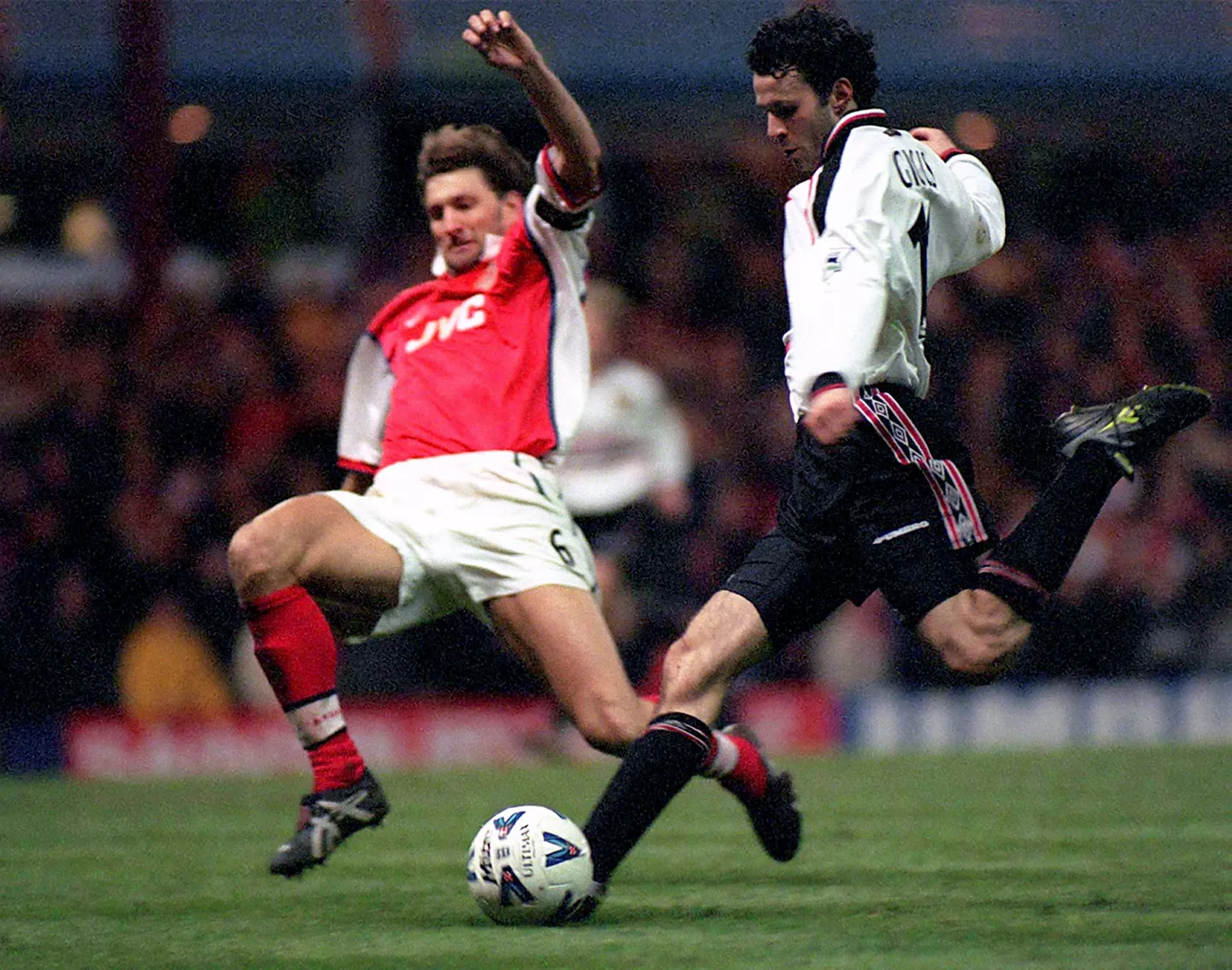Ryan Giggs löömas oma üht kuulsamat väravat, 1999. aasta FA karikasarja poolfinaalis Arsenali võrku.