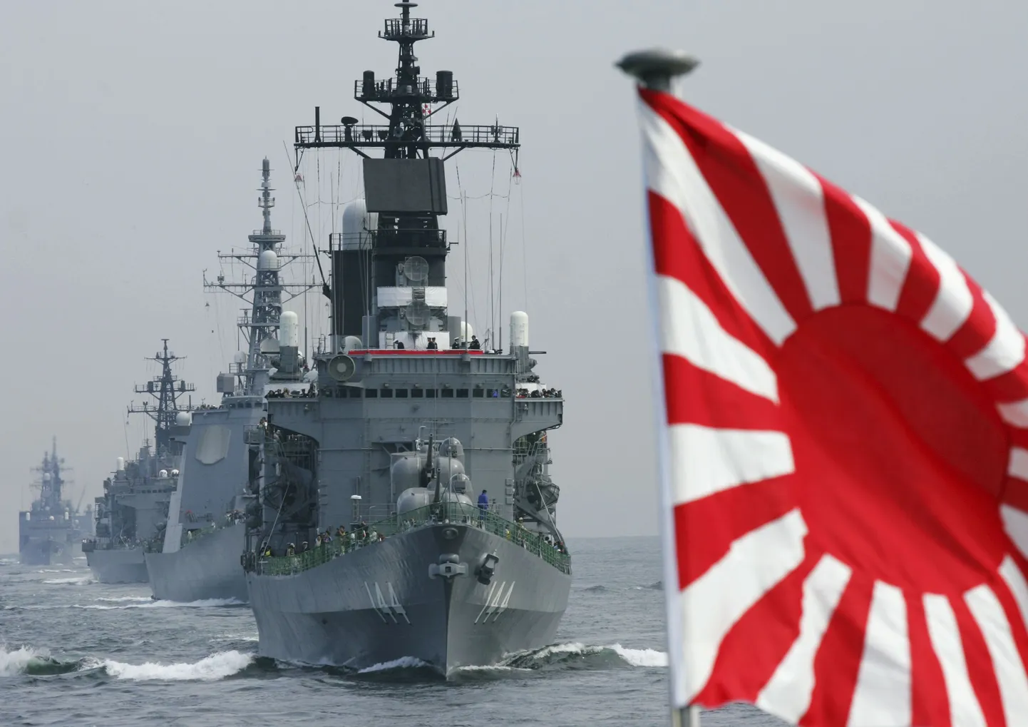 Jaapani miiniristleja Kurama õppusel 2006. aastal. Tokyo uus kaitsepoliitika tunneb muret üha agressiivsema Hiina sõjalaevastiku pärast.