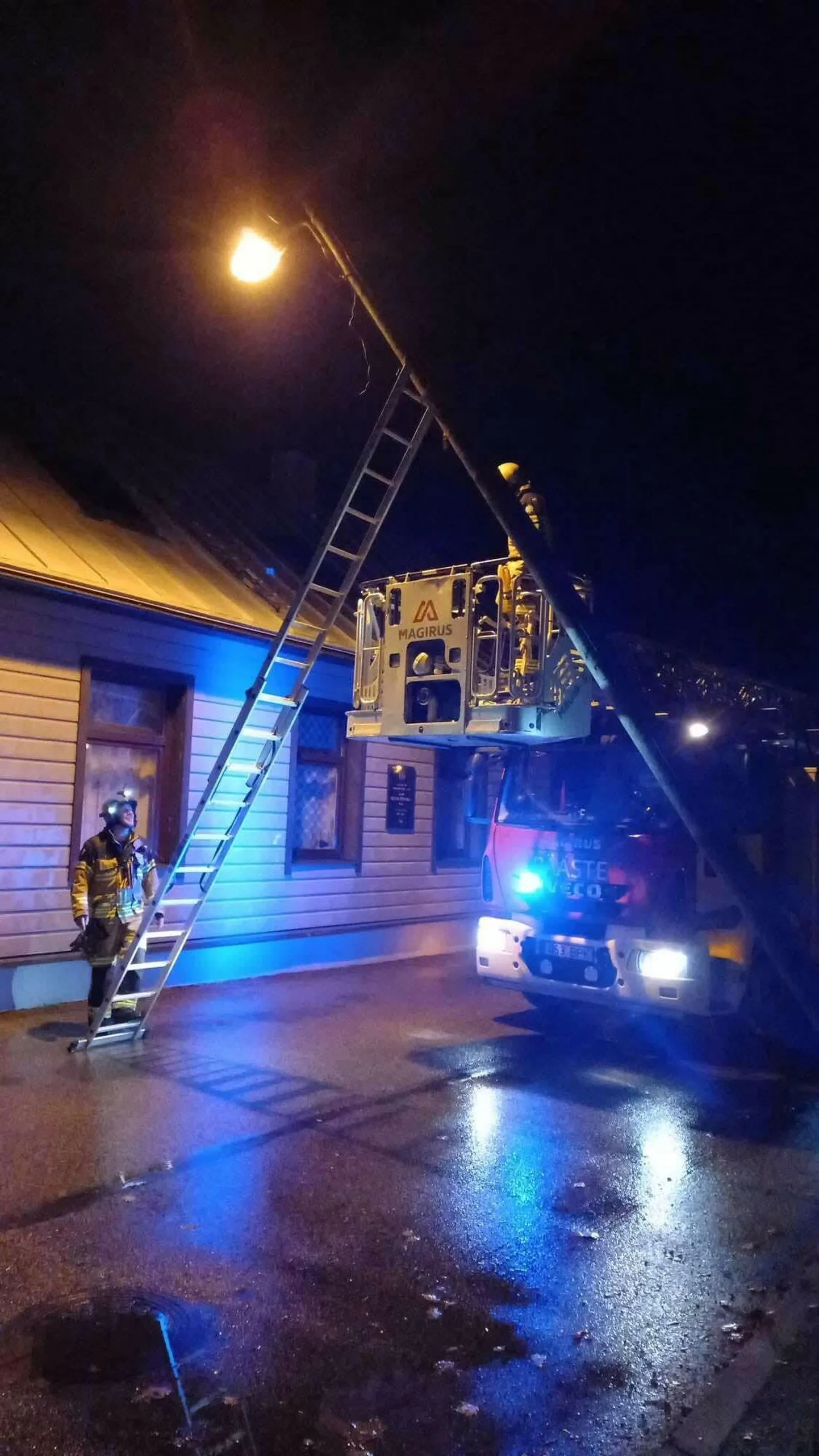 Eile murdus Pärnus Laatsareti tänaval tänavavalgustuspost. Päästjad toestasid selle ajutiselt redeliga.