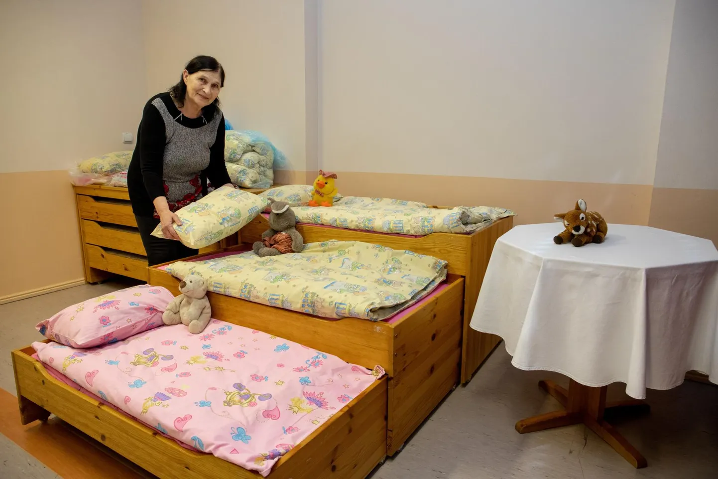 Lavassaare lasteaia ­õpetaja abi Tatjana Tõrva näitab magamistuba, mis on Ukraina mudilaste jaoks juba valmis sätitud.