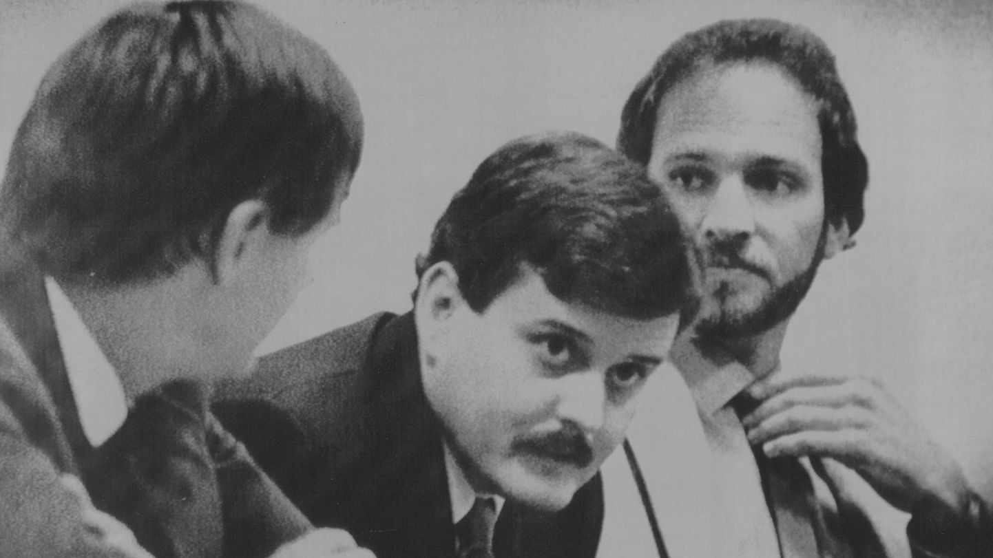 Sarimõrvar Bobby Joe Long (keskel) kohtuistungil 1985. aastal.