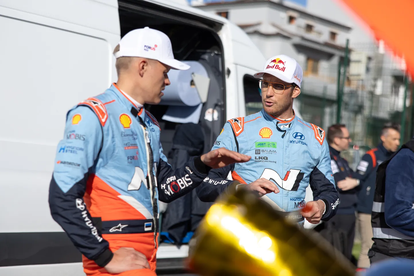 Nii Thierry Neuville (paremal) kui ka Ott Tänak olid hommikupoolikul hädas.