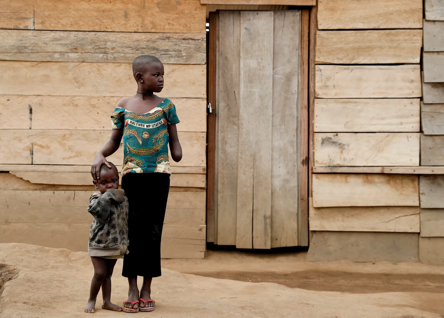 11-aastane Kongo DV sisepõgenik Mave Grace kaotas käe mässuliste rünnakus. Pildil tüdruks koos oma õe Racahele-Ngabausiga põgenikelaagris Bunias.