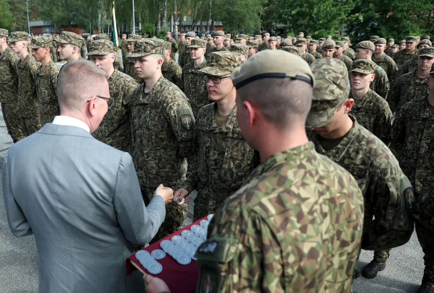 Этой весной президент Латвии Эдгарс Ринкевичс приветствовал призывников на базе в Адаже.