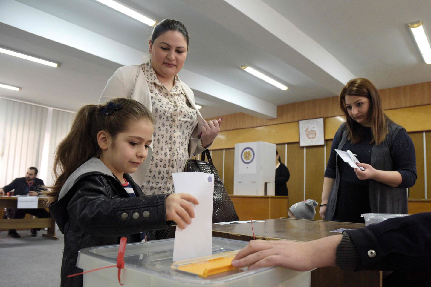 Tüdruk pühapäeval, 2. aprillil Jerevani valimisjaoskonnas.
