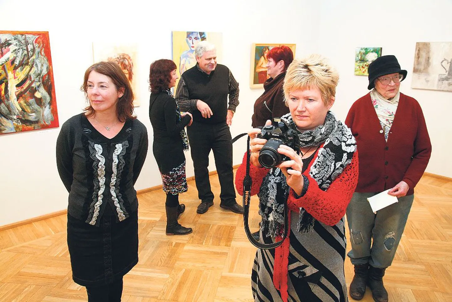 Näituseks valmistumine andis harrastajatele hoogu. Vasakult esiplaanil Mare Säkk, Marju Lorentson (fotoaparaadiga) ja Johanna Grauverk. Tagaplaanil ajavad juttu (vasakult) Ly Saat, Ervin Raud ja Selma Juurikas.