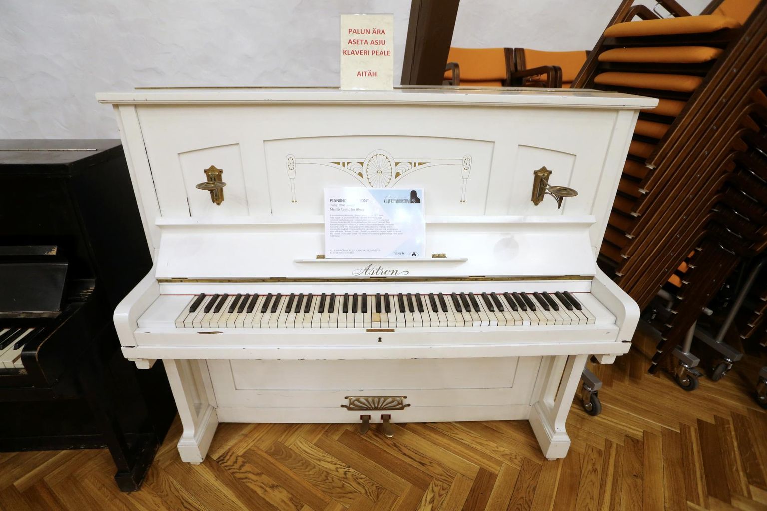 Astroni valge pianiino kuulub Eesti rahvusliku klaverimuuseumi kogusse. Vaadata saab seda praegu Holdres.
