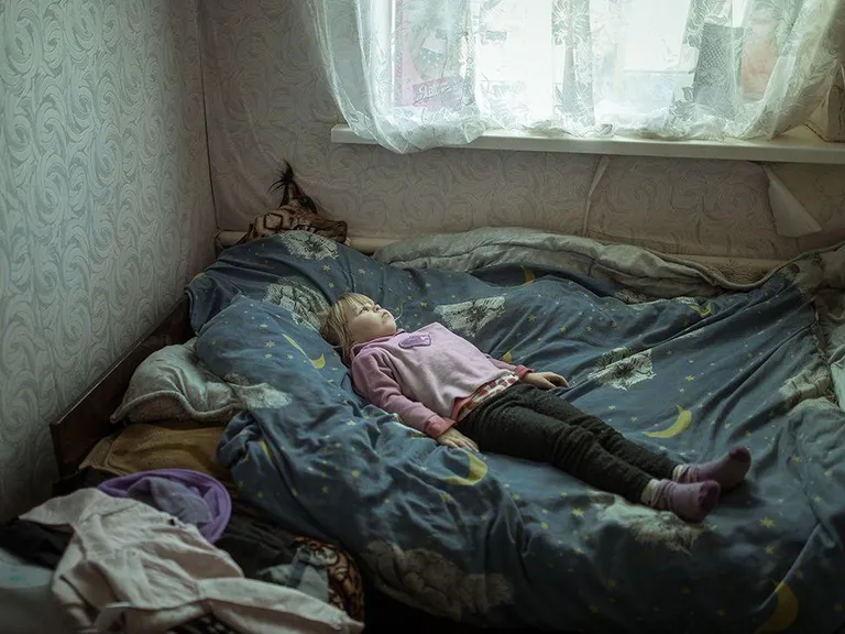 Девочка лежит на кровати