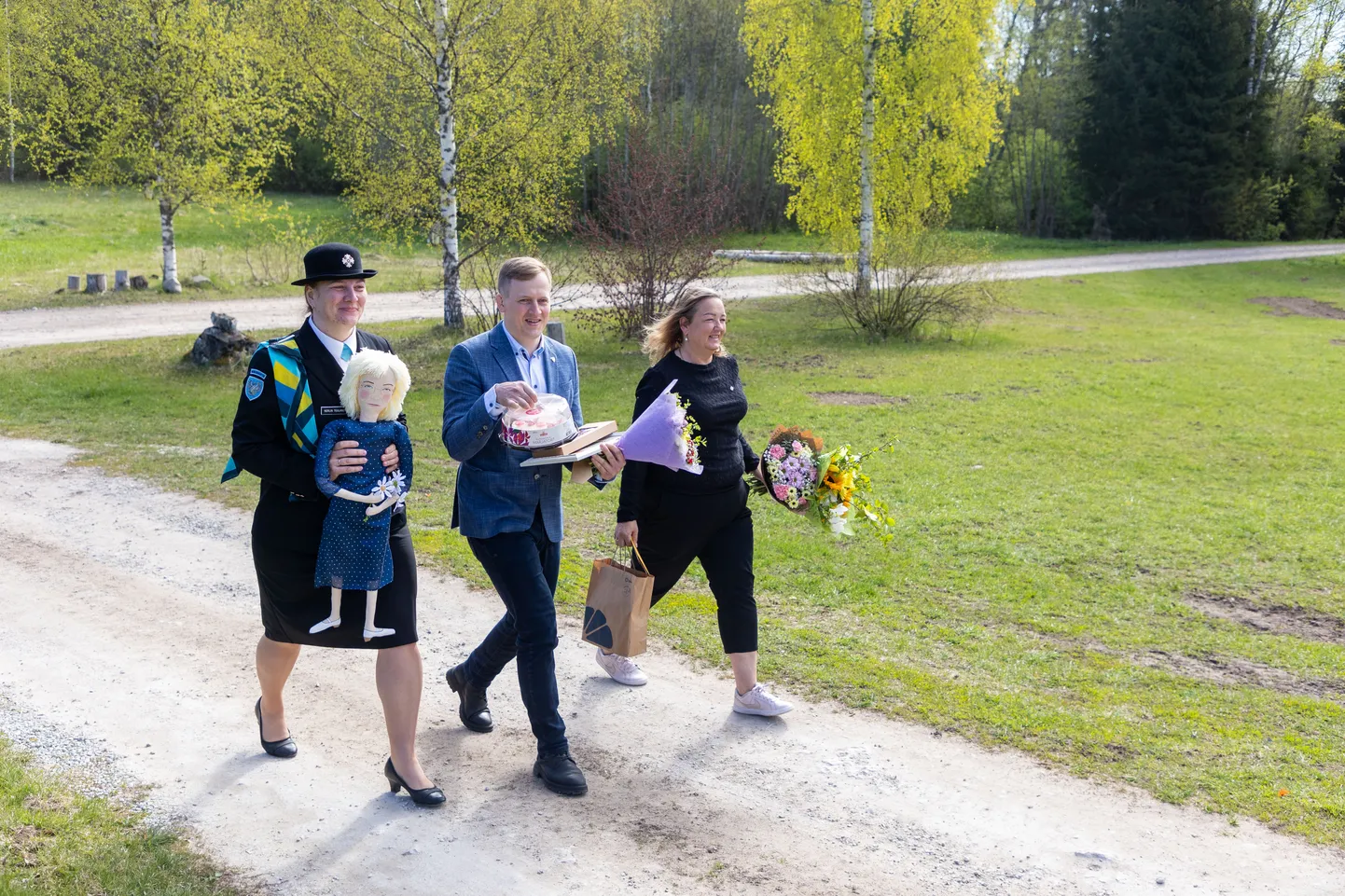 Üllatusvisiit. Järvamaa aasta ema tiitli annavad traditsiooniliselt üle Naiskodukaitse ja omavalitsuse esindajad.