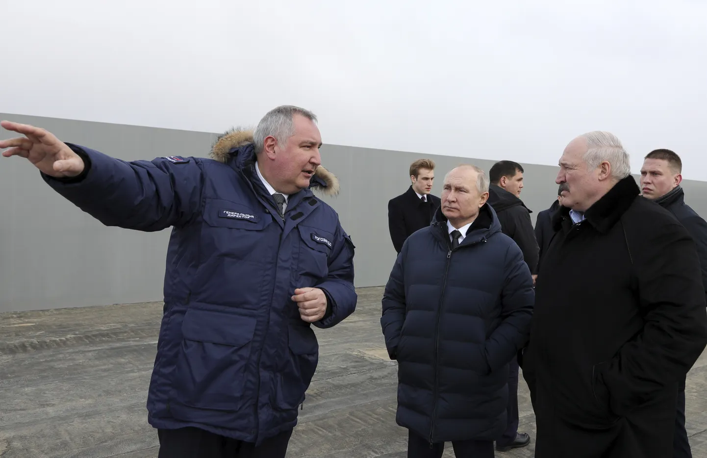 Dmitri Rogozin koos Venemaa riigipea Vladimir Putini ja Valgevene liidri Aljaksandr Lukašenkaga 12. aprillil 2022. aastal, mil ta oli veel Roskosmose tegevjuht.