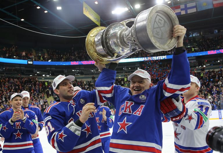 Peterburi hokiklubi SKA president GennadiTimtšenko (paremal ees) hokiliiga KHLi trofee Gagarini karikaga 2015. aastal. Vasakul (ees) uus SKA boss Roman Rotenberg.