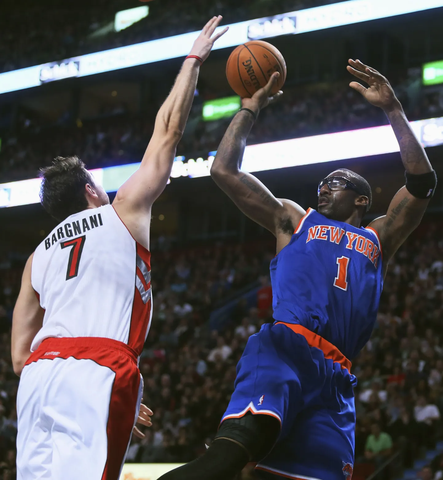 Amar'e Stoudemire (sinises)