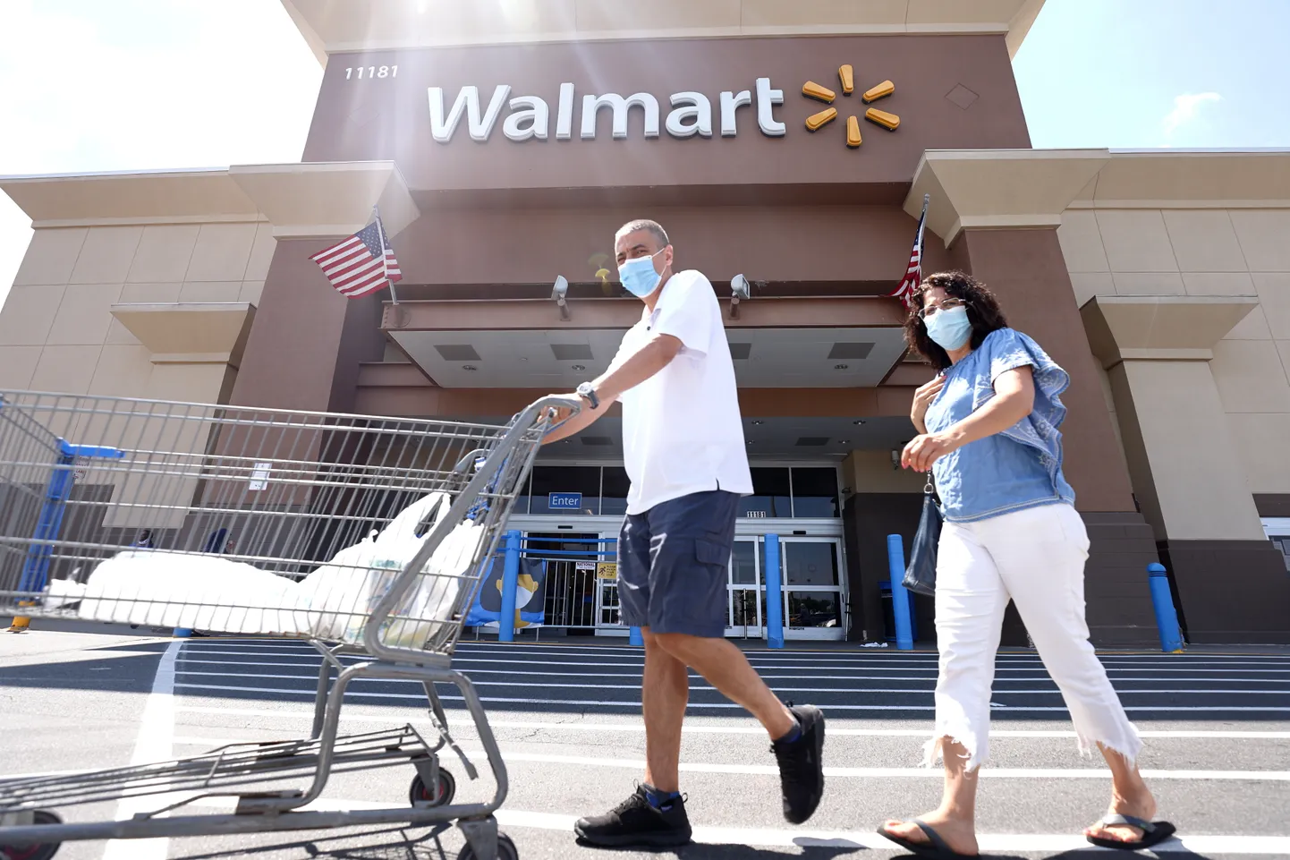 Walmarti kaubamaja ja maskides kliendid Fairfaxis.