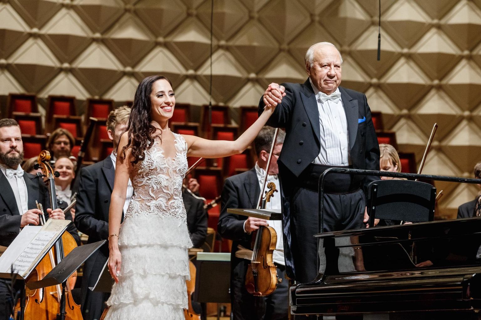 Juunis andsid Elina Nechayeva ja ERSO Neeme Järvi dirigeerimisel Thbilisis menuka kontserdi, Gruusia helilooja Gia Kantšeli lugu tuli kordamisele. 