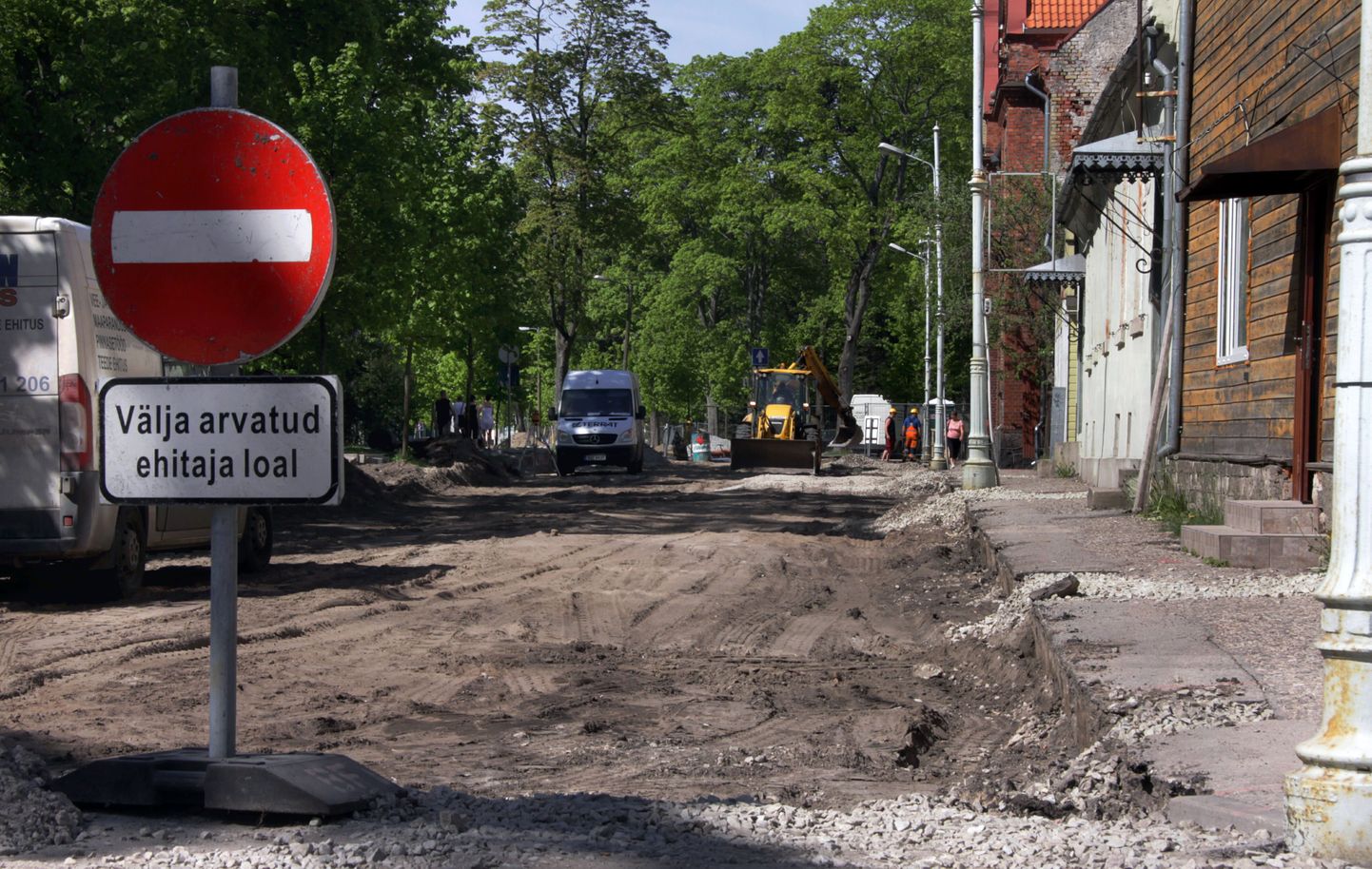 Pärnu kesklinna tänavatel algavad taas kaeve- ja torutööd, mis enne hansapäevi pooleli jäid.