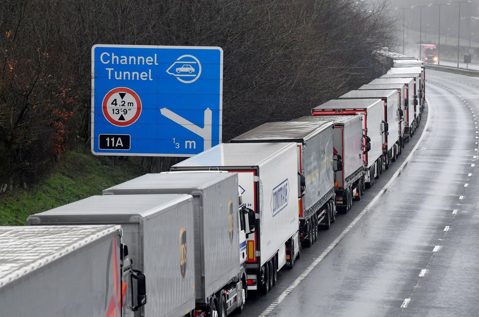 Tee serva pargitud veokid eile Doveri sadamasse viival maanteel ootamas luba liikuda üle mere Prantsusmaale.