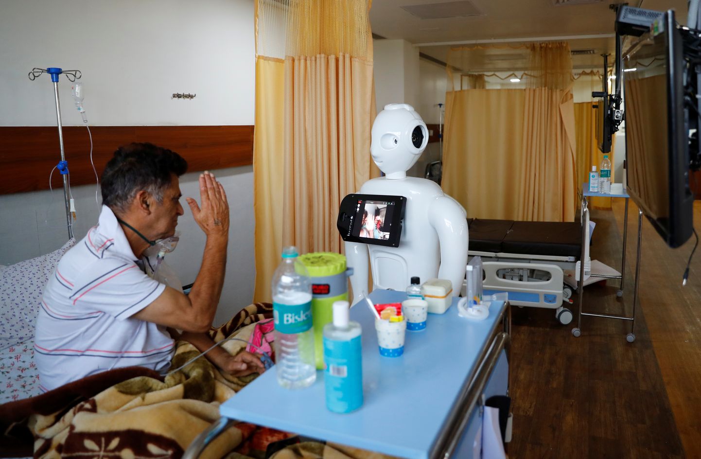 Covid-19 patsient roboti abil India haiglas lähedastega suhtlemas.
