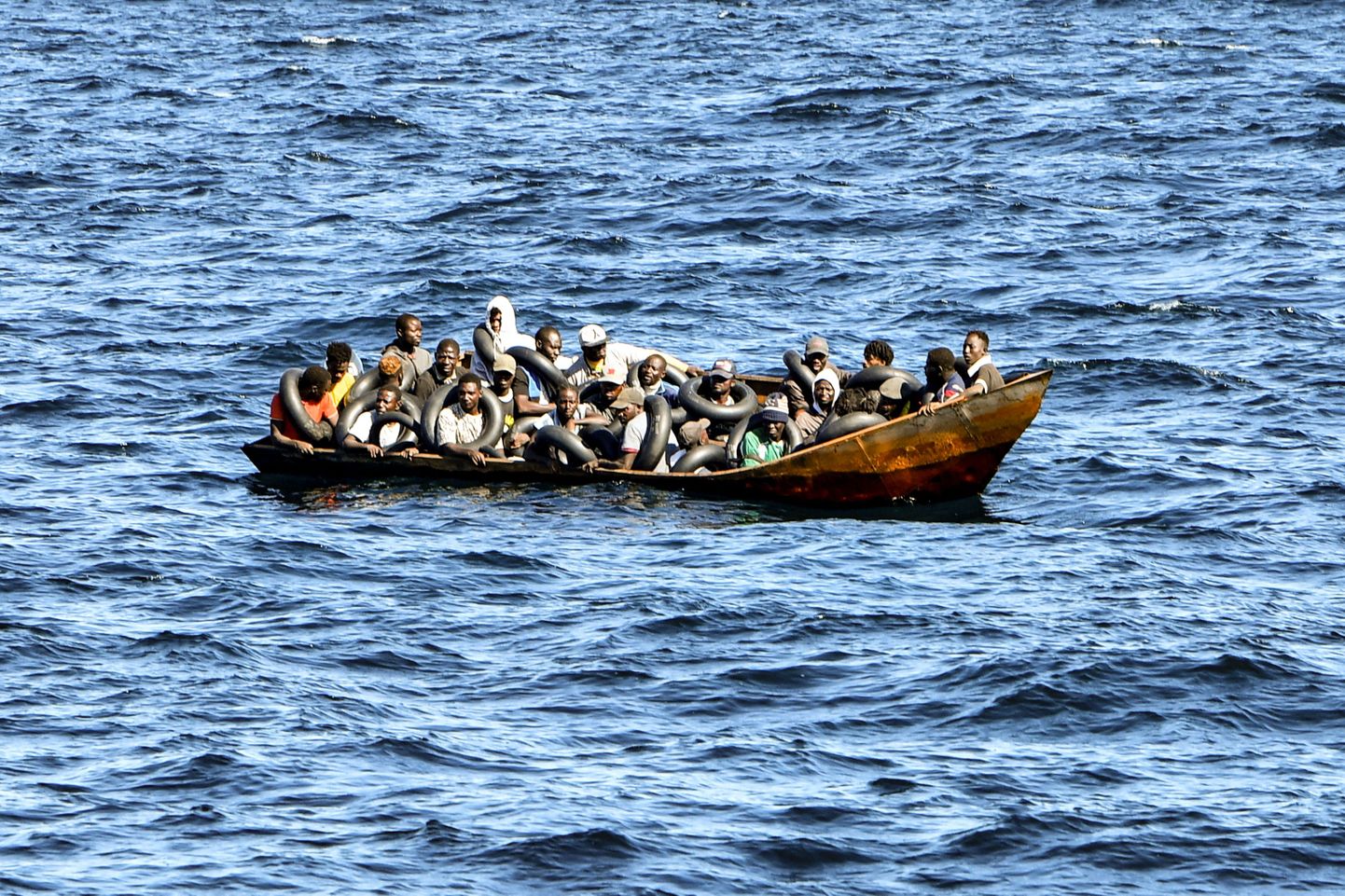 Ülerahvastatud paat Aafrika migrantidega Vahemeres.