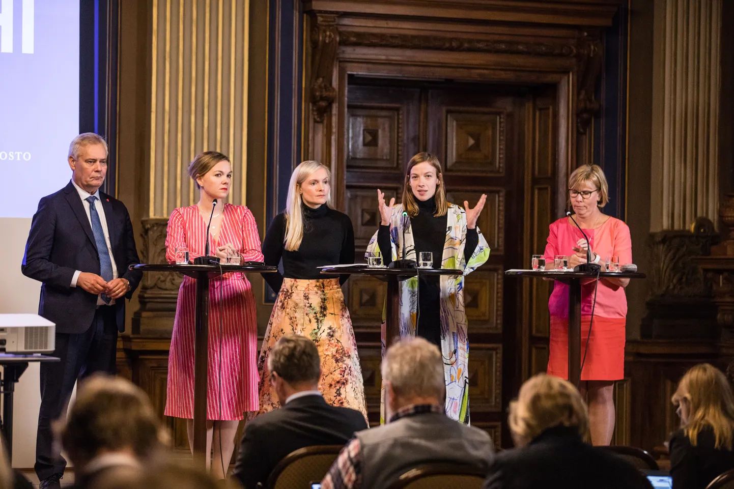 Soome valitsuse ministrid septembris järgmise aasta eelarvet tutvustamas. Vasakult peaminister Antti Rinne (Sotsiaaldemokraatlik partei), majandusminister Katri Kulmuni (Keskerakond), siseminister Maria Ohisalo (Rohelised), haridusminister Li Andersson (Vasakliit) ja justiitsminister Anna-Maja Henriksson (Rootsi Rahvapartei).