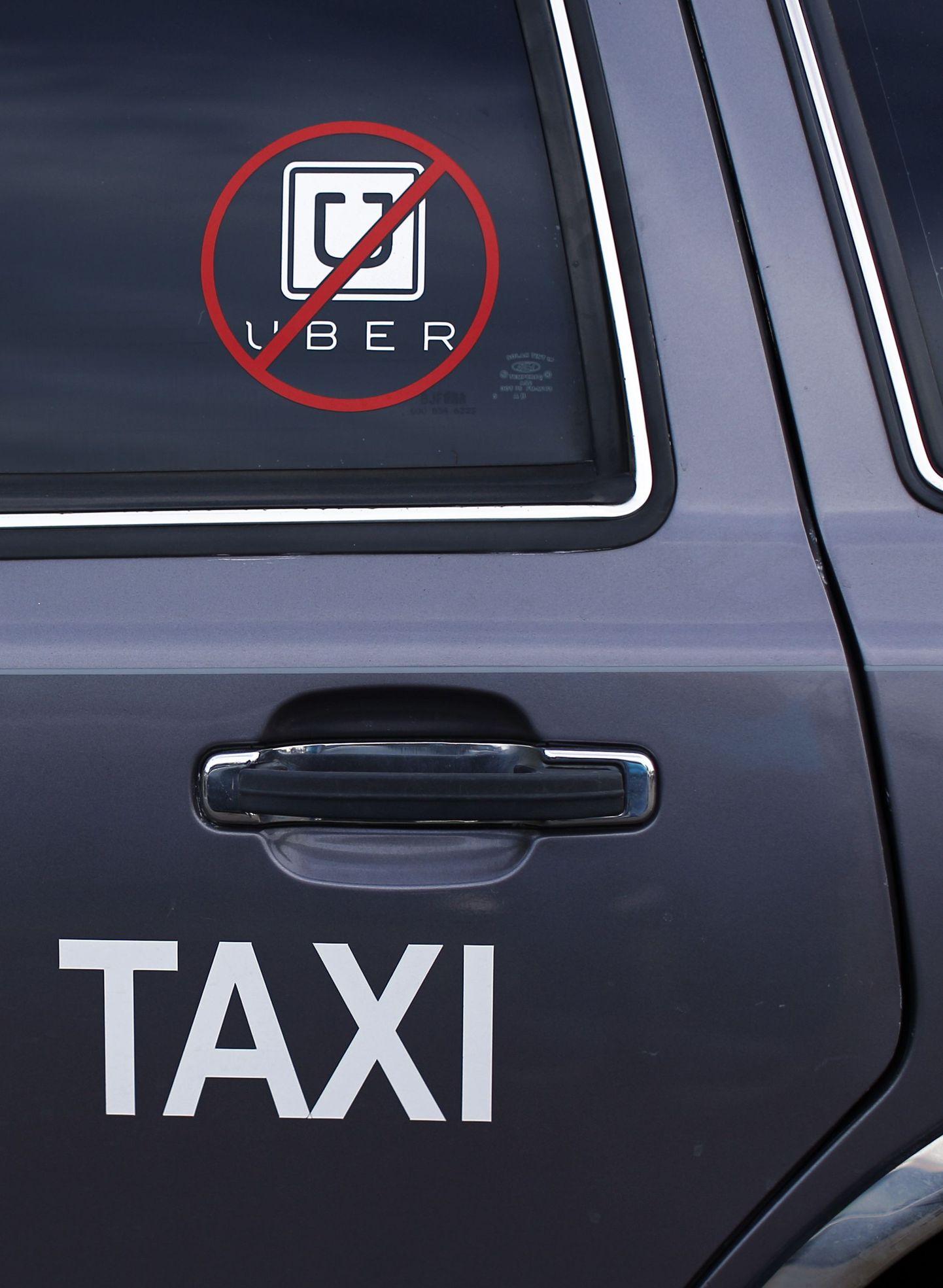 Mitmes maailma riikides on taksojuhid Uberi teenuse peale pahased, sest see jätab need leivata.