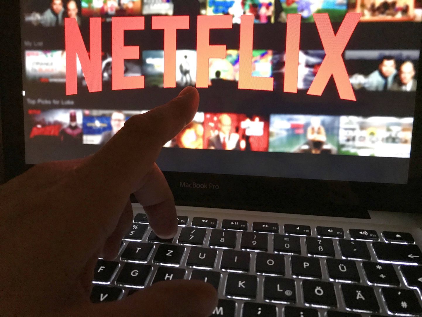 Voogedastusteenuse Netflix kasutamine rüperaalil. Streaming service Netflix on a laptop.