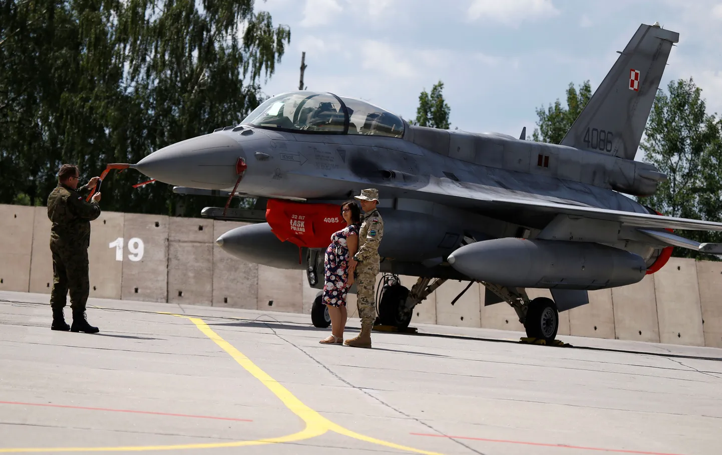Poola õhuväelane abikaasaga enne ISISe-vastasele missioonile suundumist Janowi baasis F-16 juures poseerimas. Nende pilootide töönimekirja lisandub peagi ka Bulgaaria õhuturve.
