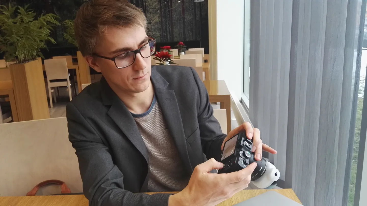 Priit Kruus näitab dermatoskoobiga jäädvustatud sünnimärki